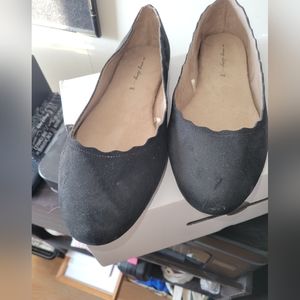 Flats with scalloped edge